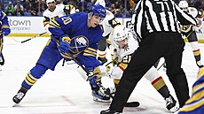 Jiří Kulich z Buffala vítězí na vhazování v utkání s Vegas.