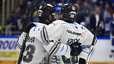Hrá�i Karlových Var� slaví trefu proti Komet� ve druhém �tvrtfinále.