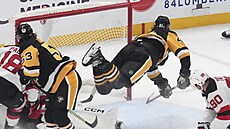Danton Heinen z Pittsburghu akrobaticky zakonuje v utkání s New Jersey.