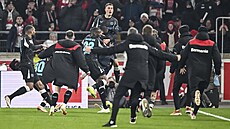 Patrik Schick slaví se spoluhráči z Leverkusenu vítěznou trefu proti Stuttgartu.
