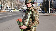 Ruští vojáci na propagandistických záběrech předávají v obsazeném Melitopolu...