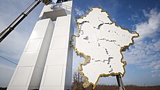 Dělníci vztyčují uvítací ceduli na hranici se samozvanou Doněckou lidovou...