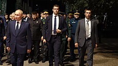 Vladimir Putin za doprovodu bodyguard� p�i náv�t�v� �e�enska. (22. srpna 2024)