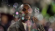 Michail Antonio, který se zotavuje po autonehod�, tleská fanou�k�m West Hamu...