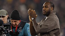 Michail Antonio, který se zotavuje po autonehod�, tleská fanou�k�m West Hamu...