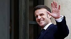 Emmanuel Macron ped Elysejským palácem (12. bezna 2025)