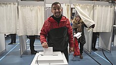 Voli�i v Grónsku v úterý vybírali nové slo�ení parlamentu. Na snímku premiér...