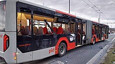 V pondlí krátce ráno se autojeáb v praské Liboci srazil s linkovým...
