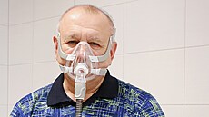 Pacient Karel Warzecha zkouí v ostravské ORL ambulanci masku pístroje, který...