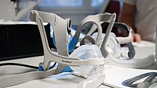 Maska je souástí pístroje pro petlakovou ventilaci, který pomáhá pacientm s...