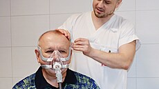 Léka Marek Pláek v ostravské ORL ambulanci nasazuje jednomu z pacient, Karlu...
