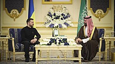 Ukrajinský prezident Volodymyr Zelenskyj (vlevo) se setkává se saúdským...