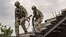 Nate Vance (vlevo) v Te�anivce na frontové linii s dal�ím vojákem z jednotky...