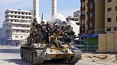 P�íslu�níci syrských bezpe�nostních vstupují do m�sta Latákíja a pob�e�ní...