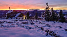 Rozbřesk na Velké Rači. Odtud lze obhlédnout Moravskoslezské Beskydy, vrcholy...