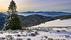 Trasa vede pes nkolik horských luk s dalekými výhledy  zde na Malou Fatru.