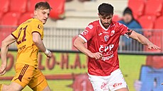Pardubický zálo�ník Kamil Vacek mezi dv�ma hrá�i Dukly
