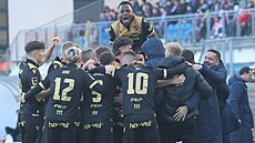 Ostrav�tí fotbalisté se radují z gólu v Plzni.