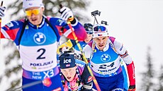 Adam Václavík (vpravo) na trati hromadného závodu v Pokljuce