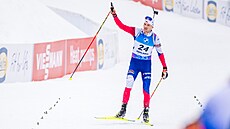 Adam Václavík p�ijí�dí do cíle hromadného závodu v Pokljuce