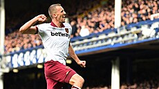 Zálo�ník Tomá� Sou�ek z West Hamu se raduje ze svého gólu.