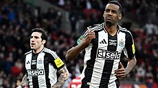 Úto�ník Alexander Isak z Newcastlu se raduje ze svého gólu ve finále Carabao...
