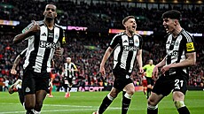 Fotbalisté Newcastlu se radují z gólu, který ve finále Carabao Cupu vst�elil...