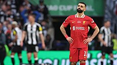 Zklamaný liverpoolský kídelník Mohamed Salah po druhém inkasovaném gólu ve...