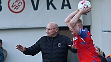 Plzeský obránce Václav Jemelka vhazuje ped trenérem Miroslavem Koubkem.
