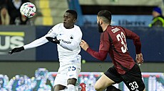 Liberecký úto�ník Ahmad Ghali se sna�í zpracovat mí� p�ed Eliasem Cobbautem ze...