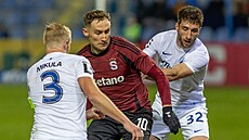 Spar�anský úto�ník Jan Kuchta mezi libereckými stopery Janem Mikulou a �imonem...