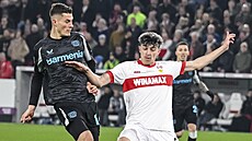 Leverkusenský útočník Patrik Schick se snaží prosadit přes Ameena Al-Dakhila ze...