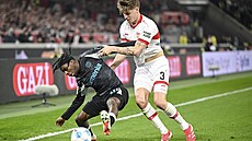 Ramon Hendriks ze Stuttgartu (vpravo) se snaží ubránit Jeremieho Frimponga z...