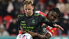 Jablonecký útoník David Puká si kryje mí ped Igohem Ogbuem ze Slavie.