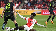 Slávistický zálo�ník David Moses se sna�í vypíchnout mí� Danieli Sou�kovi z...