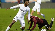 Liberecký útoník Santiago Eneme s míem ped Jaroslavem Zeleným ze Sparty