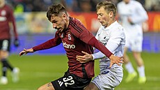 Spar�anský wingbek Mat�j Ryne� je t�sn� brán�n Michalem Hlavatým z Liberce.