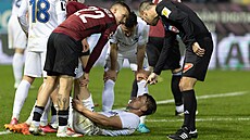 Spar�anský k�ídelník Luká� Haraslín pomáhá Dominiku Plechatému z Liberce s...