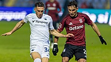 Liberecký Qendrim Zyba (vlevo) v souboji s Qazimem Lacim ze Sparty