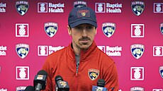 Brad Marchand naslouchá novinám pi první tiskové konference v hávu Floridy.