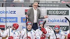 Tinecký trenér Zdenk Moták se diví situaci na led bhem tvrtfinále proti...