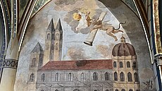 Uvnit baziliky svatého Petra a Pavla je kíov klenuté trojlodí s mlkými...
