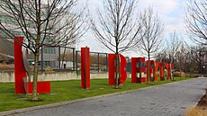 Ob�í oboustranný nápis p�ed budovou - z jedné strany anglický nápis Liberty, z...