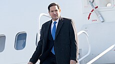 Marco Rubio po p�íletu na mezinárodní leti�t� Jean Lesage v kanadském Quebecu,...