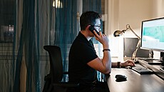 Bezplatná krizová Linka první psychické pomoci zaala ped jedenácti...