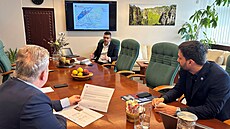 David Petr, �len p�edstavenstva spole�nosti, ukazuje hejtmanovi vytipované...