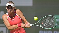 Ukrajinská tenistka Dajana Jastremská hraje bekhend na turnaji v Indian Wells.