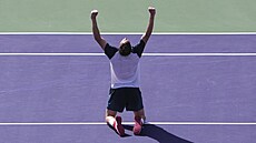 Britský tenista Jack Draper slaví triumf na turnaji v Indian Wells.