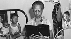Fotografie Elly Watsonové v jejím byt� ve Washingtonu s vnou�aty a adoptovanou...
