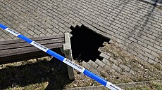 V Chomutově se propadl terén na sportovišti Domovinka. (19. března 2025)